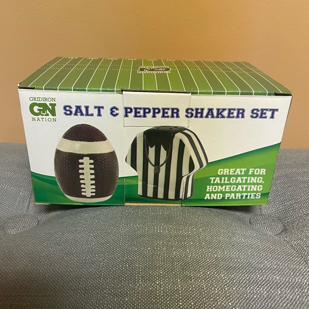 Football salt and pepper shakers - Picture 2 of 3